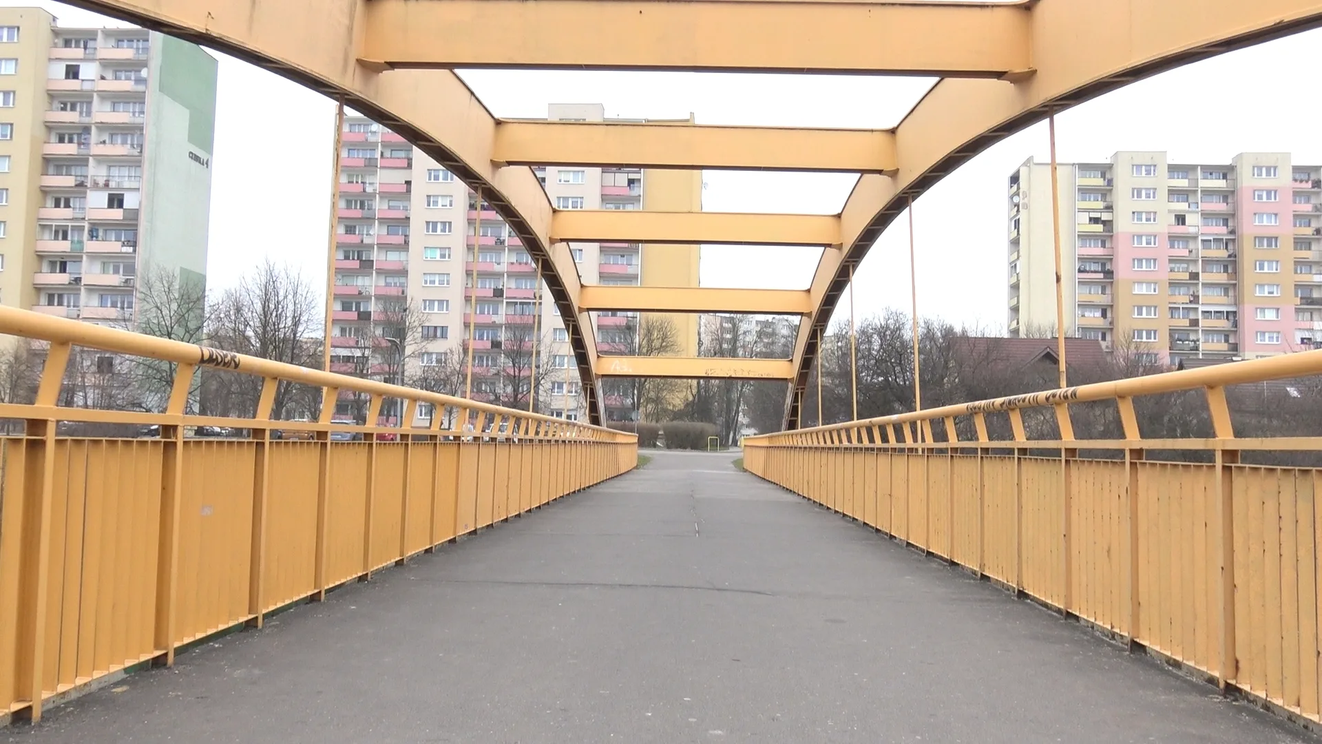 Kładkę nad Alejami Jana Pawła II w Bydgoszczy czeka remont (fot. Janusz Wiertel)