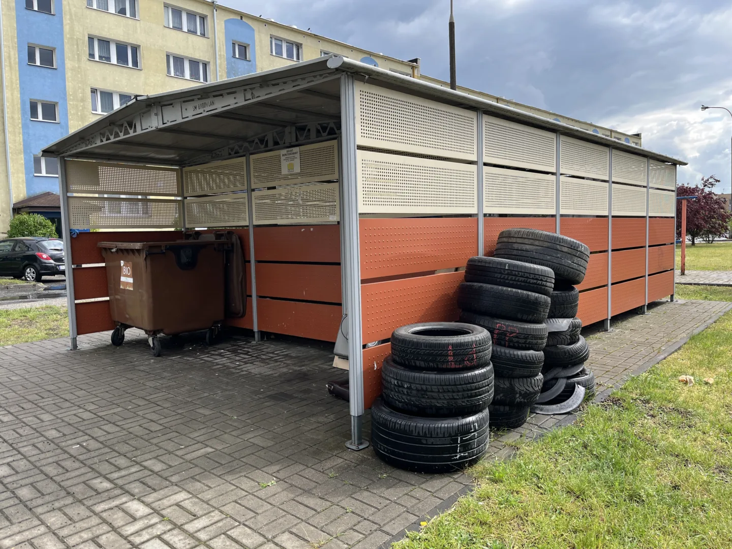 Opony pod śmietnikiem (fot. Janusz Wiertel)