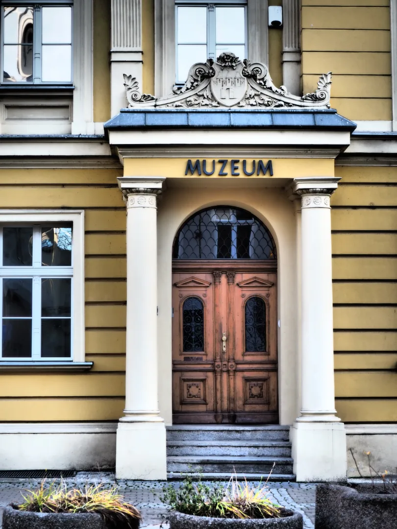 Portret z kujawsko-pomorskim zabytkiem w tle (fot. Janusz Wiertel)