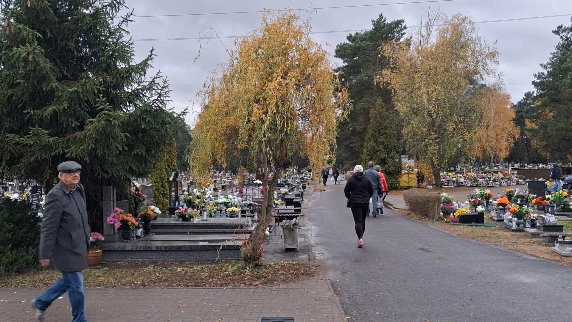 Co roku powracamy na cmentarze do bliskich, którzy odeszli (fot. Janusz Wiertel)