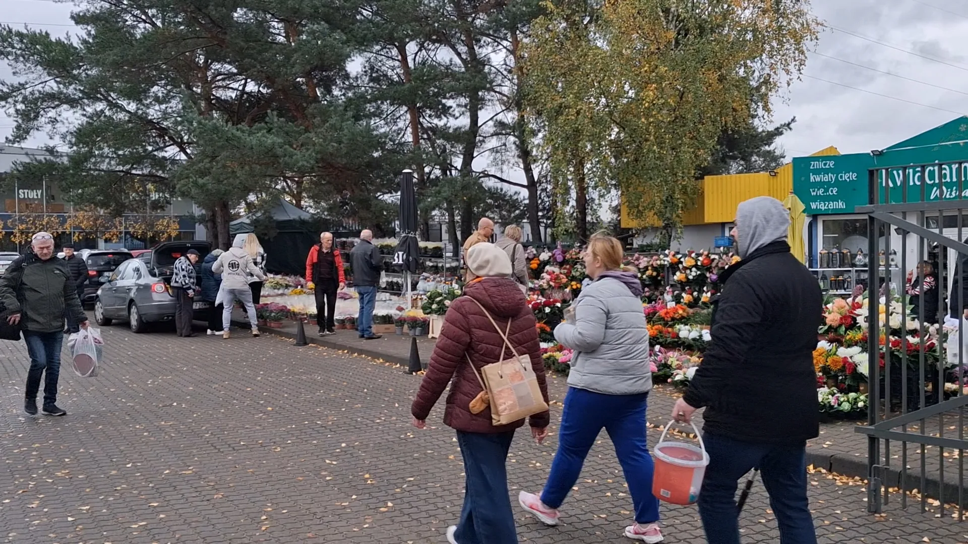 Co roku powracamy na cmentarze do bliskich, którzy odeszli (fot. Janusz Wiertel)