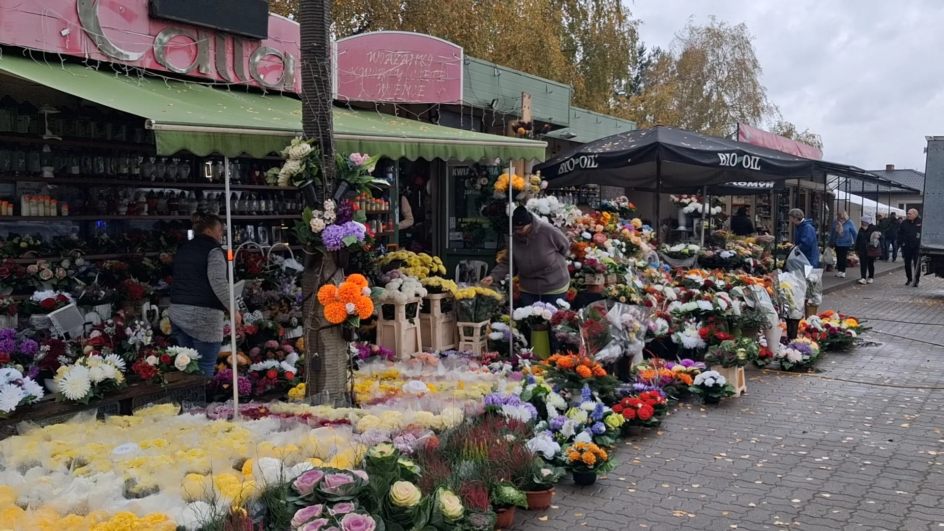 Co roku powracamy na cmentarze do bliskich, którzy odeszli (fot. Janusz Wiertel)