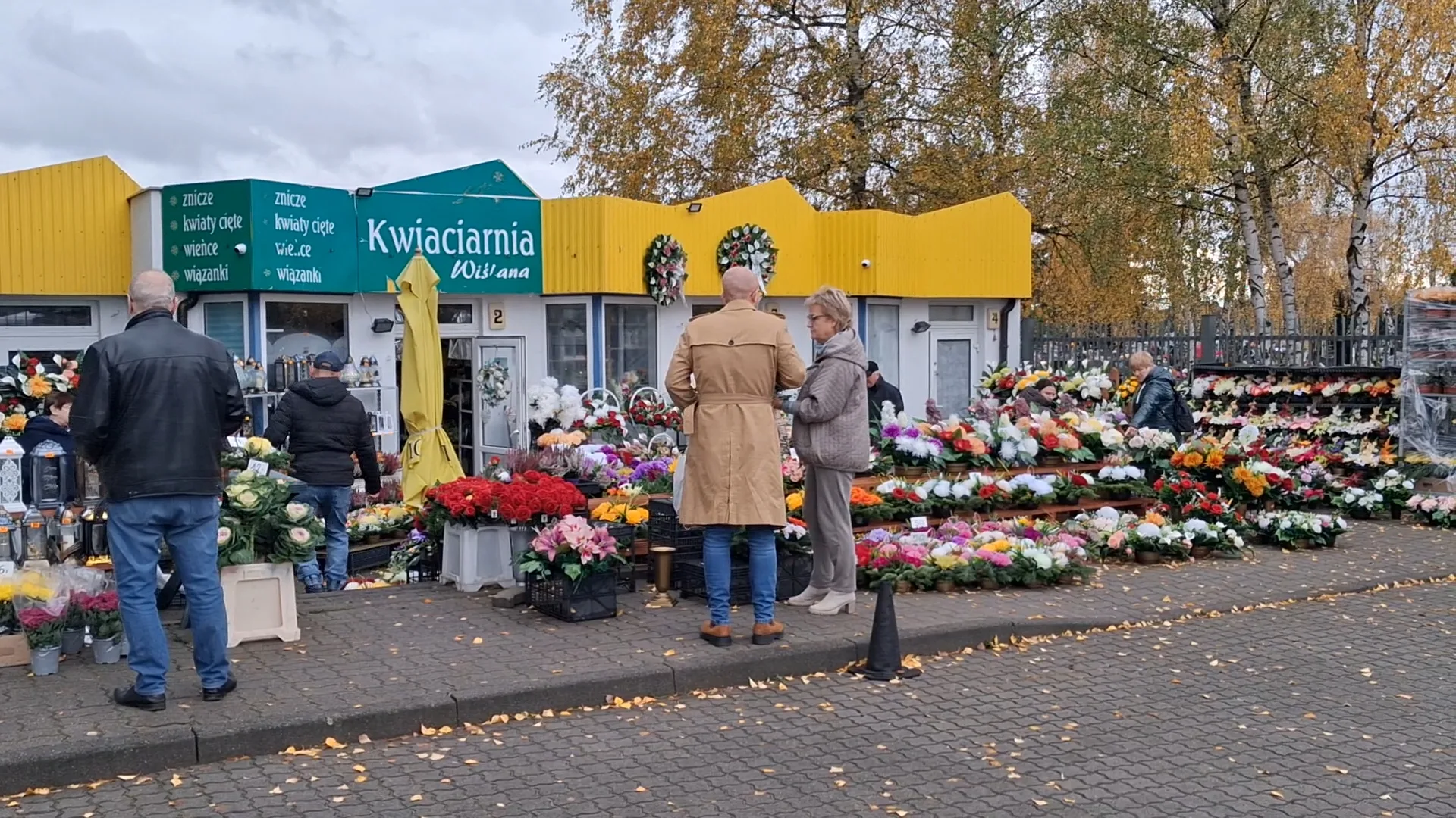 Co roku powracamy na cmentarze do bliskich, którzy odeszli (fot. Janusz Wiertel)