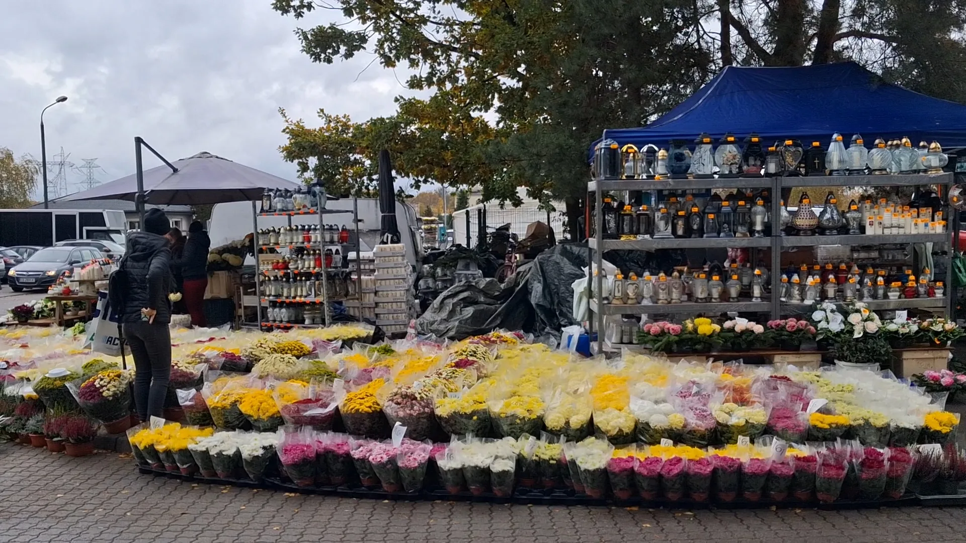 Co roku powracamy na cmentarze do bliskich, którzy odeszli (fot. Janusz Wiertel)