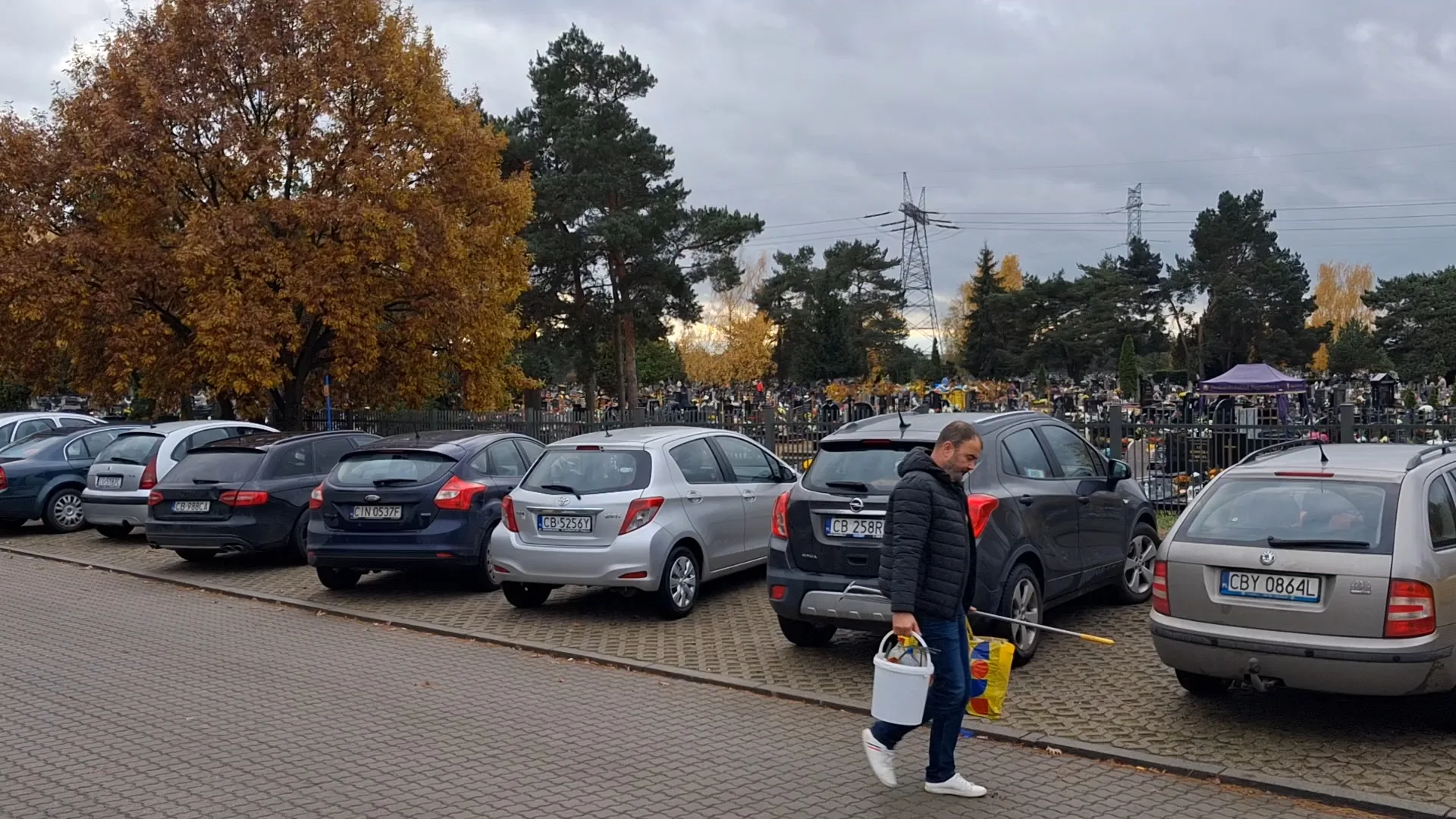 Co roku powracamy na cmentarze do bliskich, którzy odeszli (fot. Janusz Wiertel)