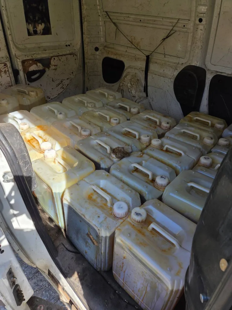 Baniaki z nielegalną substancją ujawnione w przestrzeni  bagażowej dostawczaka (fot. nadesłane)            